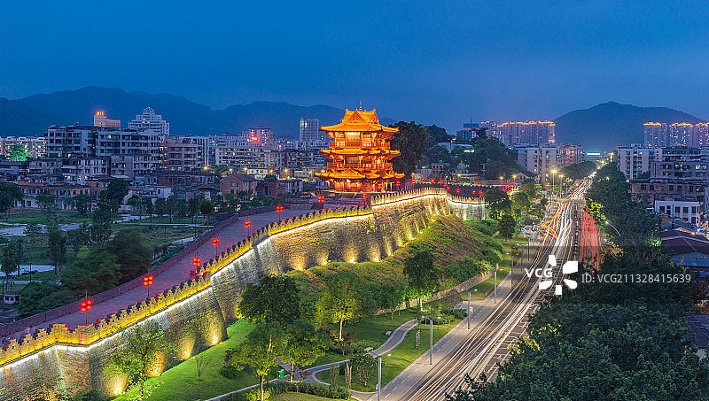 肇庆古城墙与披云楼夜景图片素材