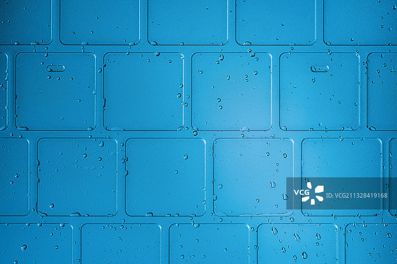 艺术感雨滴背景的方格键盘膜图片素材