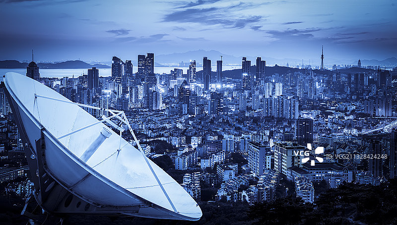 现代信号接收器和蓝色凋的城市建筑图片素材