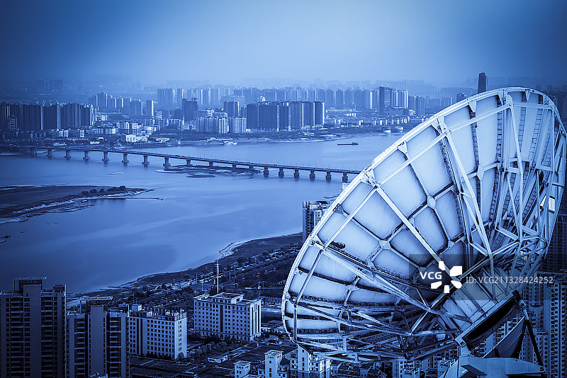现代信号接收器和蓝色凋的城市建筑图片素材