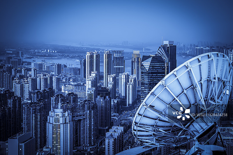 现代信号接收器和蓝色凋的城市建筑图片素材