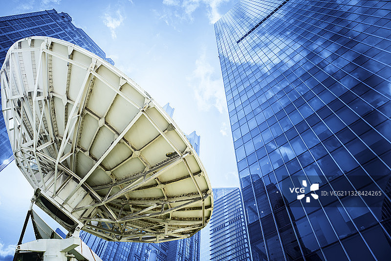 现代信号接收器和蓝色凋的城市建筑图片素材