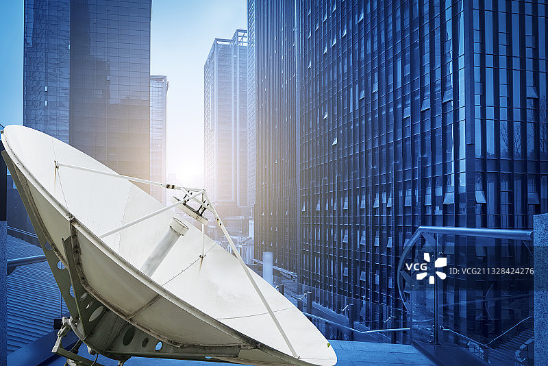 现代信号接收器和蓝色凋的城市建筑图片素材