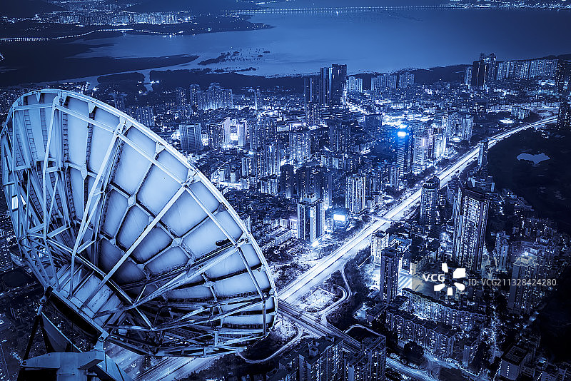 现代信号接收器和蓝色凋的城市建筑图片素材