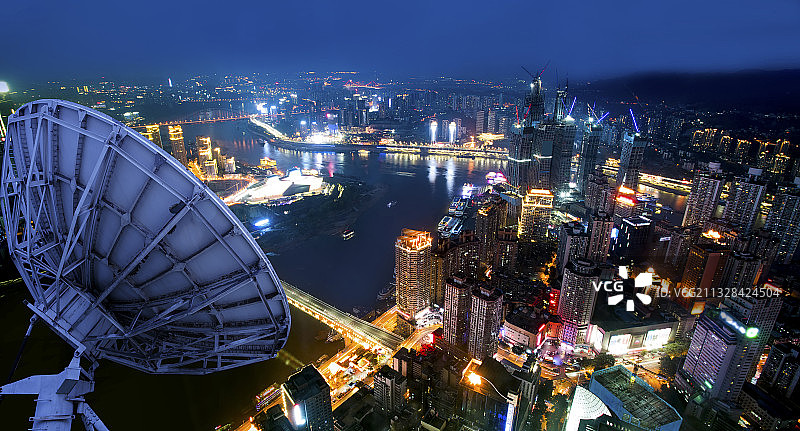 卫星信号接收器和城市建筑图片素材