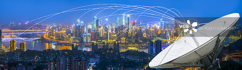 卫星信号接收器和城市建筑图片素材