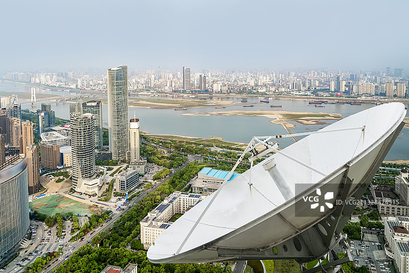 卫星信号接收器和城市建筑图片素材