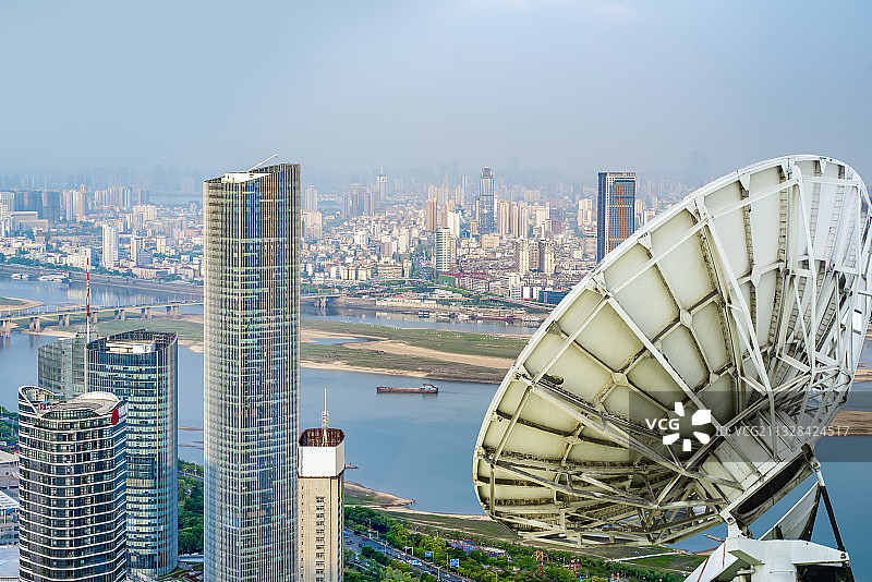 卫星信号接收器和城市建筑图片素材