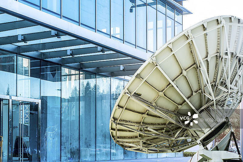 卫星信号接收器和城市建筑图片素材