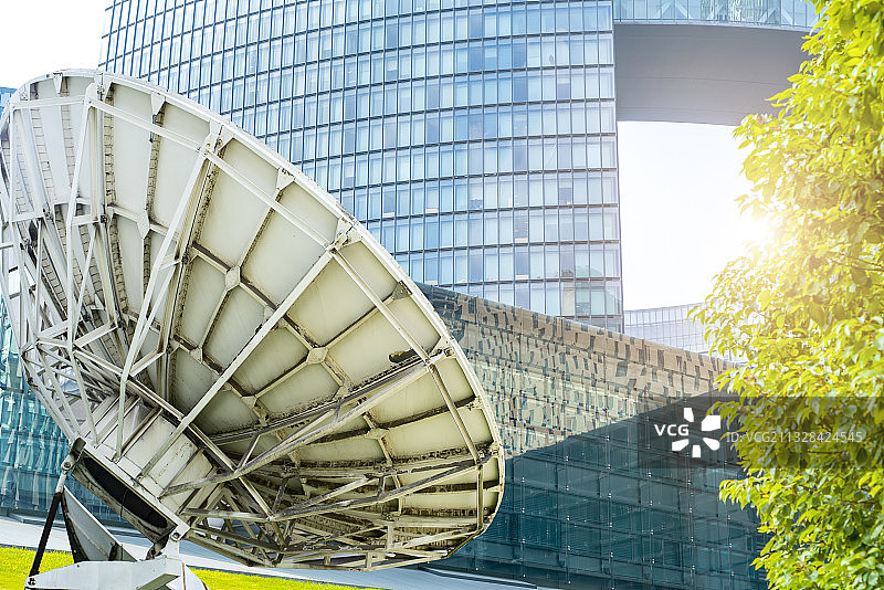 卫星信号接收器和城市建筑图片素材
