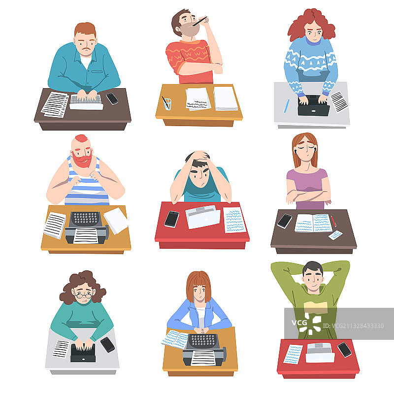 在办公桌前写作的职业记者图片素材