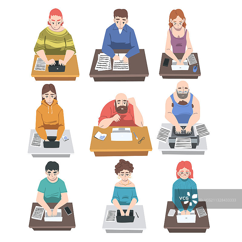 在办公桌前写作的职业记者图片素材