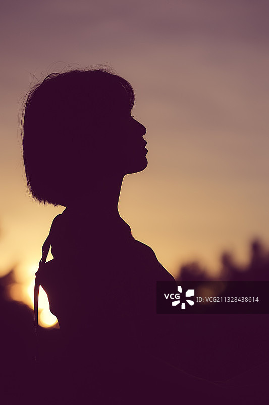 逆光剪影人像图片素材