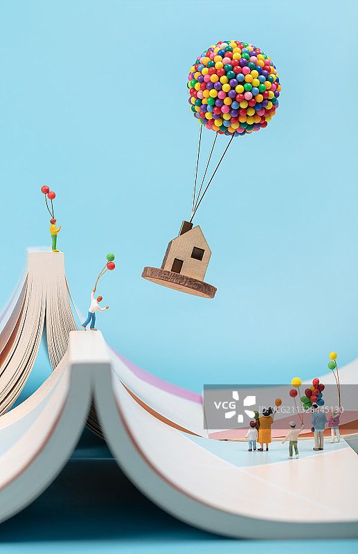 气球房子飞屋飞越书本山脉儿童节拿气球的孩子图片素材