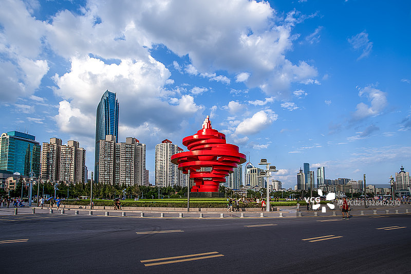 青岛54广场五月的风雕塑特写图片素材