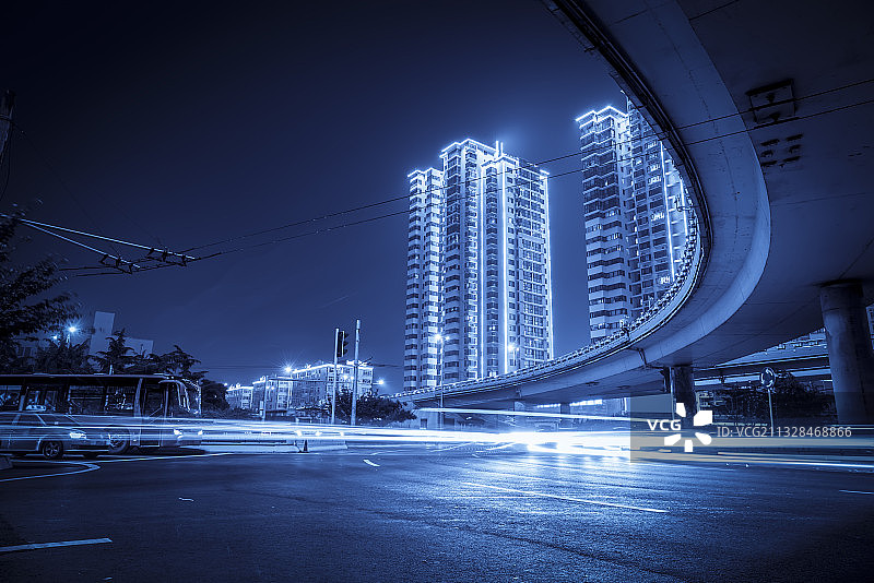 青岛城市道路车流光影轨迹夜景图片素材