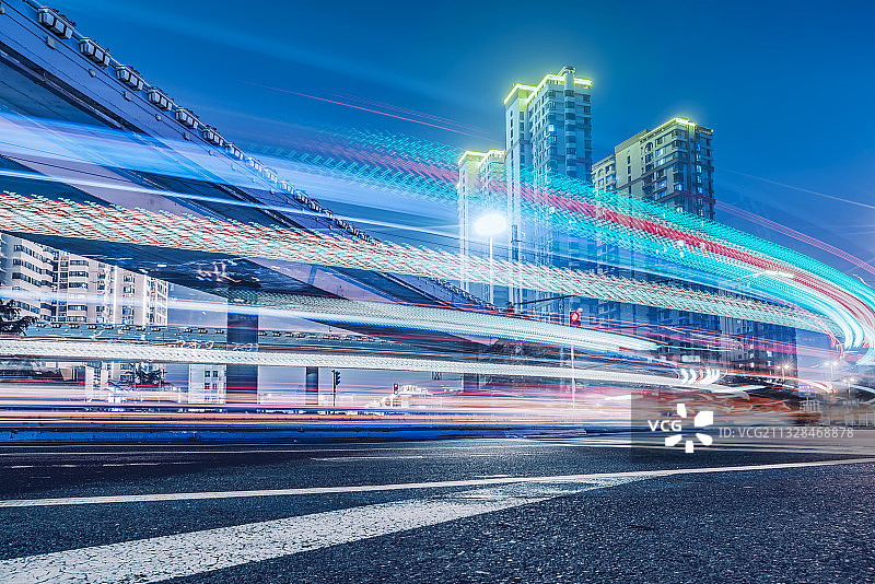 青岛城市道路车流光影轨迹夜景图片素材