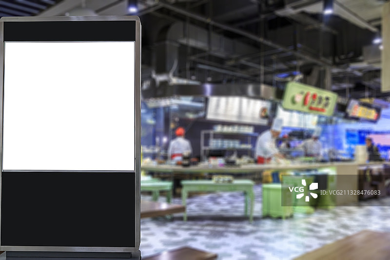 白色空白灯箱广告和模糊的超市内景图片素材