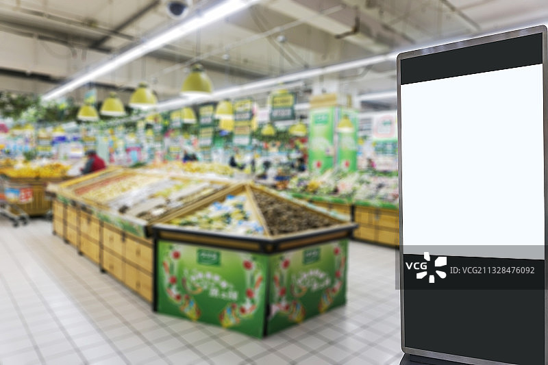 白色空白灯箱广告和模糊的超市内景图片素材