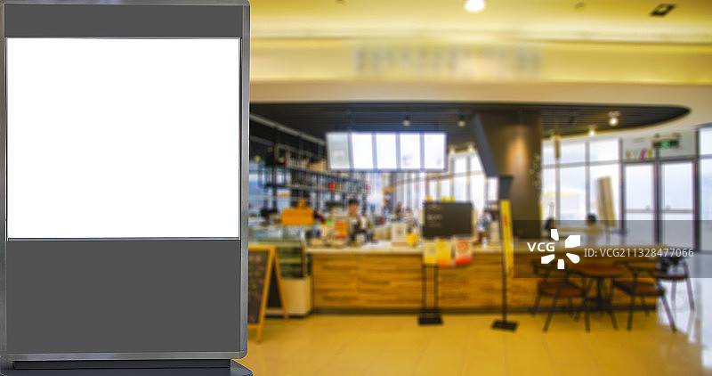 白色空白灯箱广告和模糊的餐厅内景图片素材