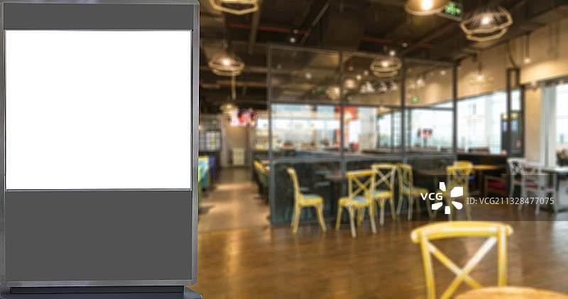 白色空白灯箱广告和模糊的餐厅内景图片素材