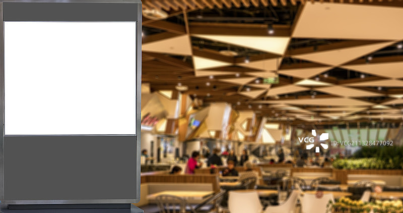 白色空白灯箱广告和模糊的餐厅内景图片素材