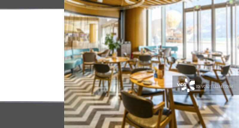 白色空白灯箱广告和模糊的餐厅内景图片素材