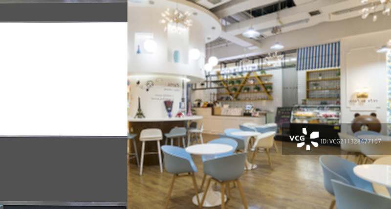 白色空白灯箱广告和模糊的餐厅内景图片素材