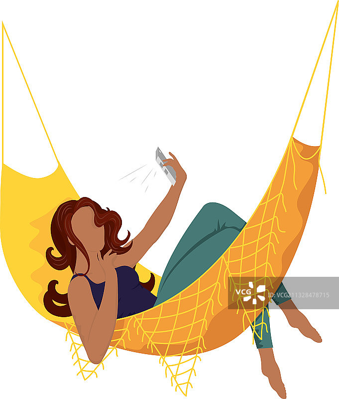 在吊床上自拍的年轻非洲裔女性图片素材