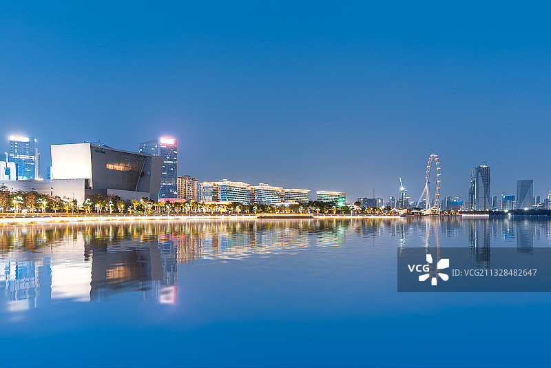 深圳宝安区滨海文化公园欢乐港湾湾区之光摩天轮和湾区之声演艺中图片素材