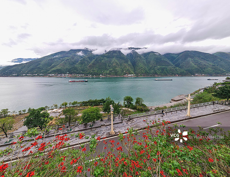 刺桐花装扮下的巫山滨江路图片素材