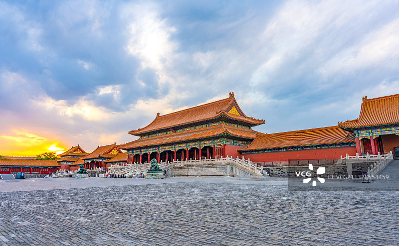 傍晚时分，蓝天白云下宏伟的故宫太和门建筑群图片素材