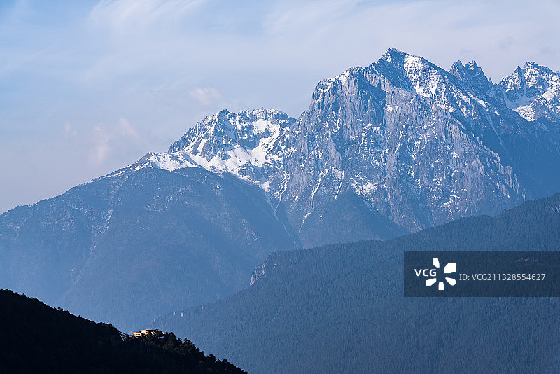 雪山与观景台图片素材