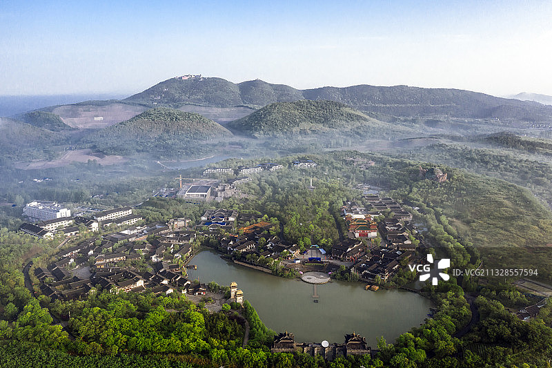 常州东方盐湖城全景，鸟瞰茅山图片素材