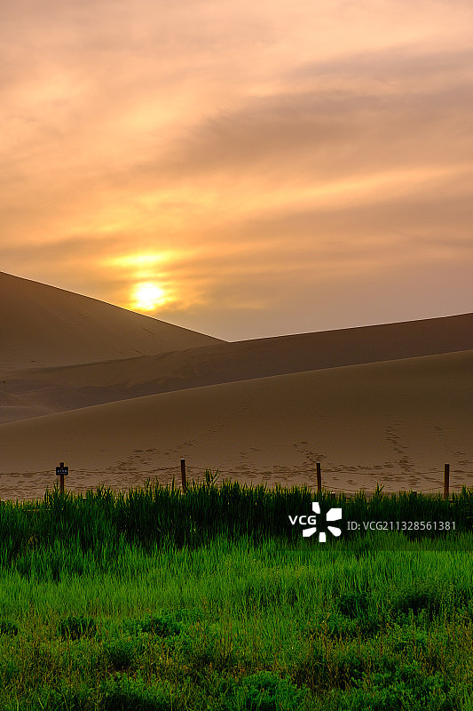 甘肃酒泉敦煌鸣沙山月牙泉景区的傍晚图片素材