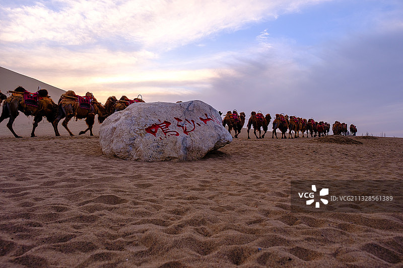 甘肃酒泉敦煌鸣沙山月牙泉景区的傍晚图片素材