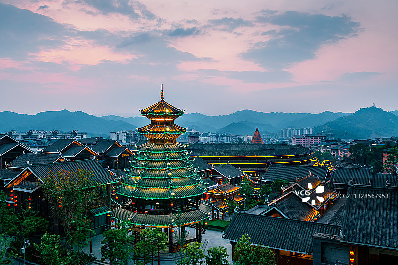 广西柳州市三江侗族自治县月也侗寨鼓楼建筑晚霞图片素材