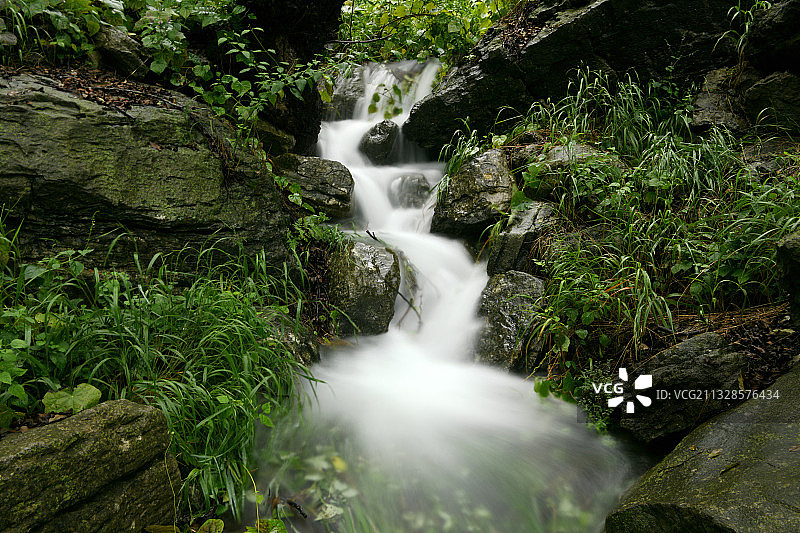 山东枣庄山亭区葫芦套景区清泉石上流图片素材