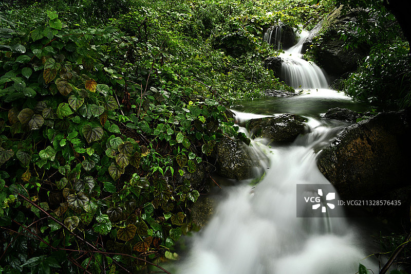 山东枣庄山亭区葫芦套景区清泉石上流图片素材