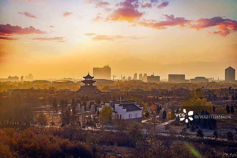 夕照奇石山图片素材