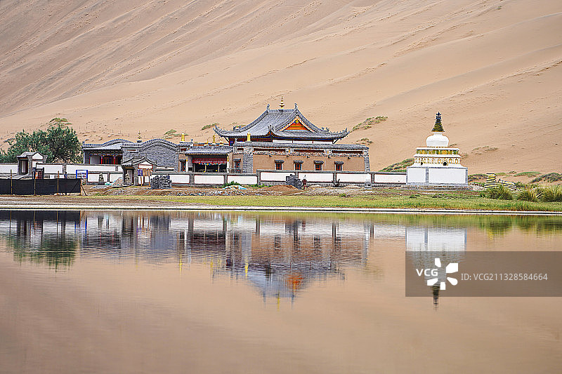 内蒙古巴丹吉林庙倒影图片素材