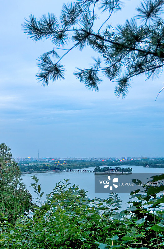 俯瞰颐和园十七孔桥与南湖岛和廓如亭全景图片素材