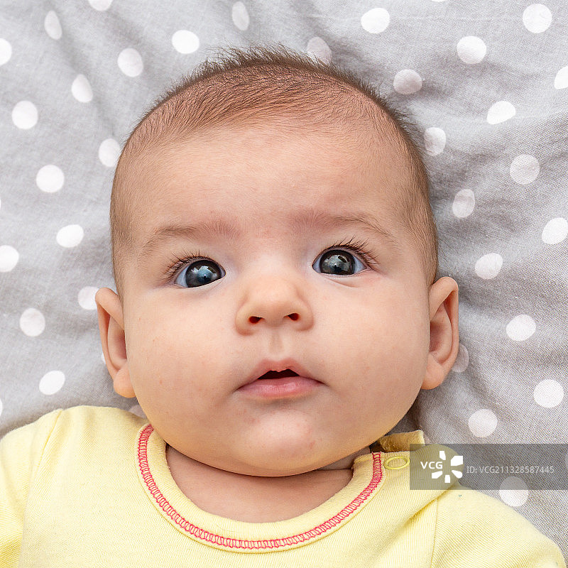躺在床上的可爱男婴特写图片素材