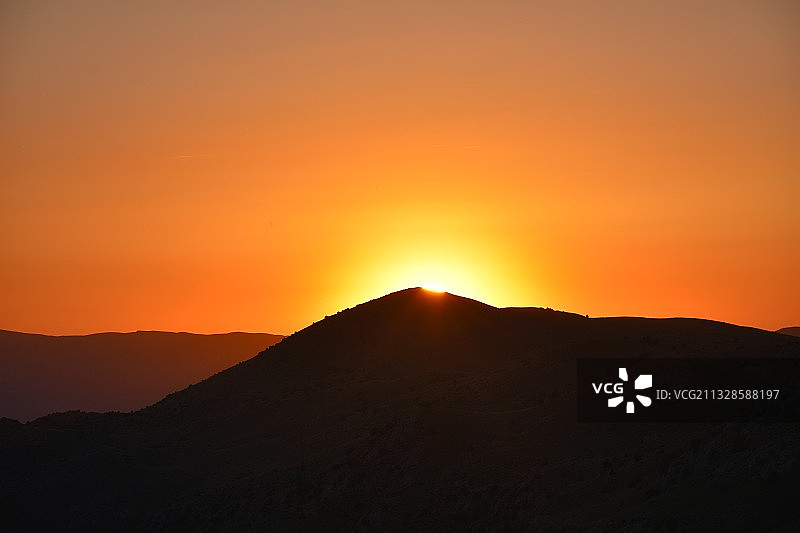 风景的剪影山对橙色的天空图片素材