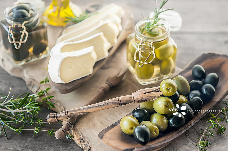 高角度拍摄：桌子上带有橄榄的橄榄图片素材