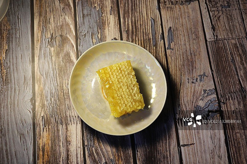 餐桌上盘子里的食物的正上方图片素材