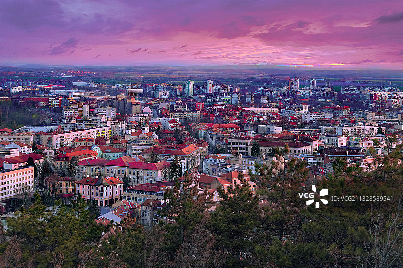 保加利亚日落时分的城镇景观高角度视图图片素材