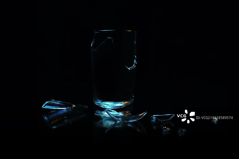 印度马哈拉施特拉邦孟买黑色背景下的餐桌玻璃杯饮品特写图片素材