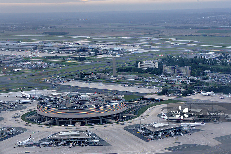 法国巴黎，航拍巴黎夏尔·戴高乐机场T1航站楼图片素材