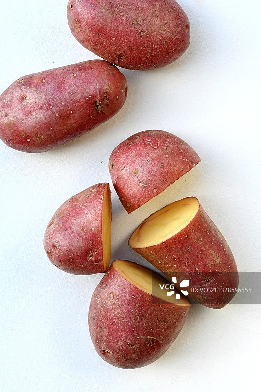 白色背景上的红薯特写，法国巴黎图片素材